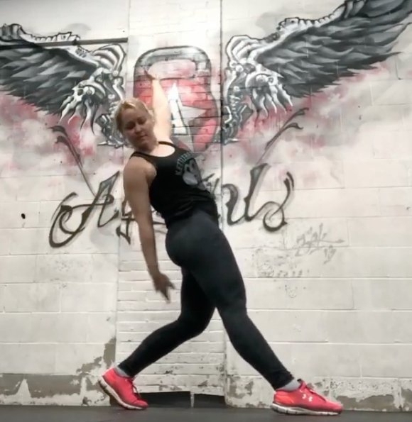 Diagonal Stretch- Weekly Fitness Challenge - Agatsu Fitness