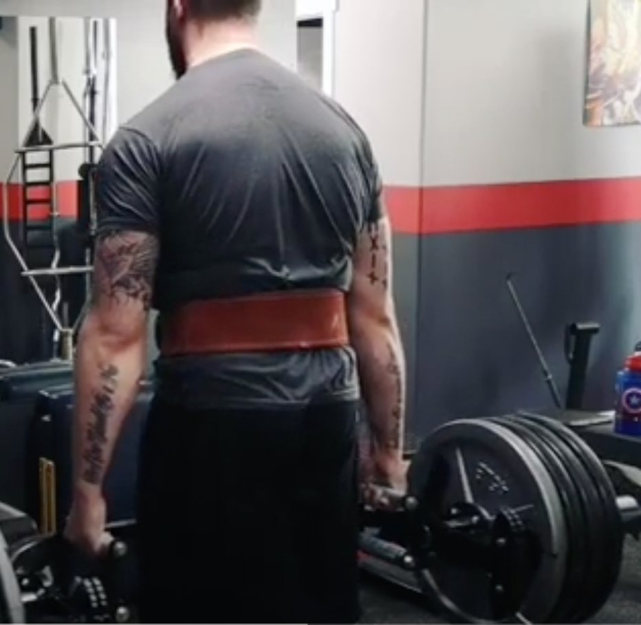 How to protect our back during strength training at the gym